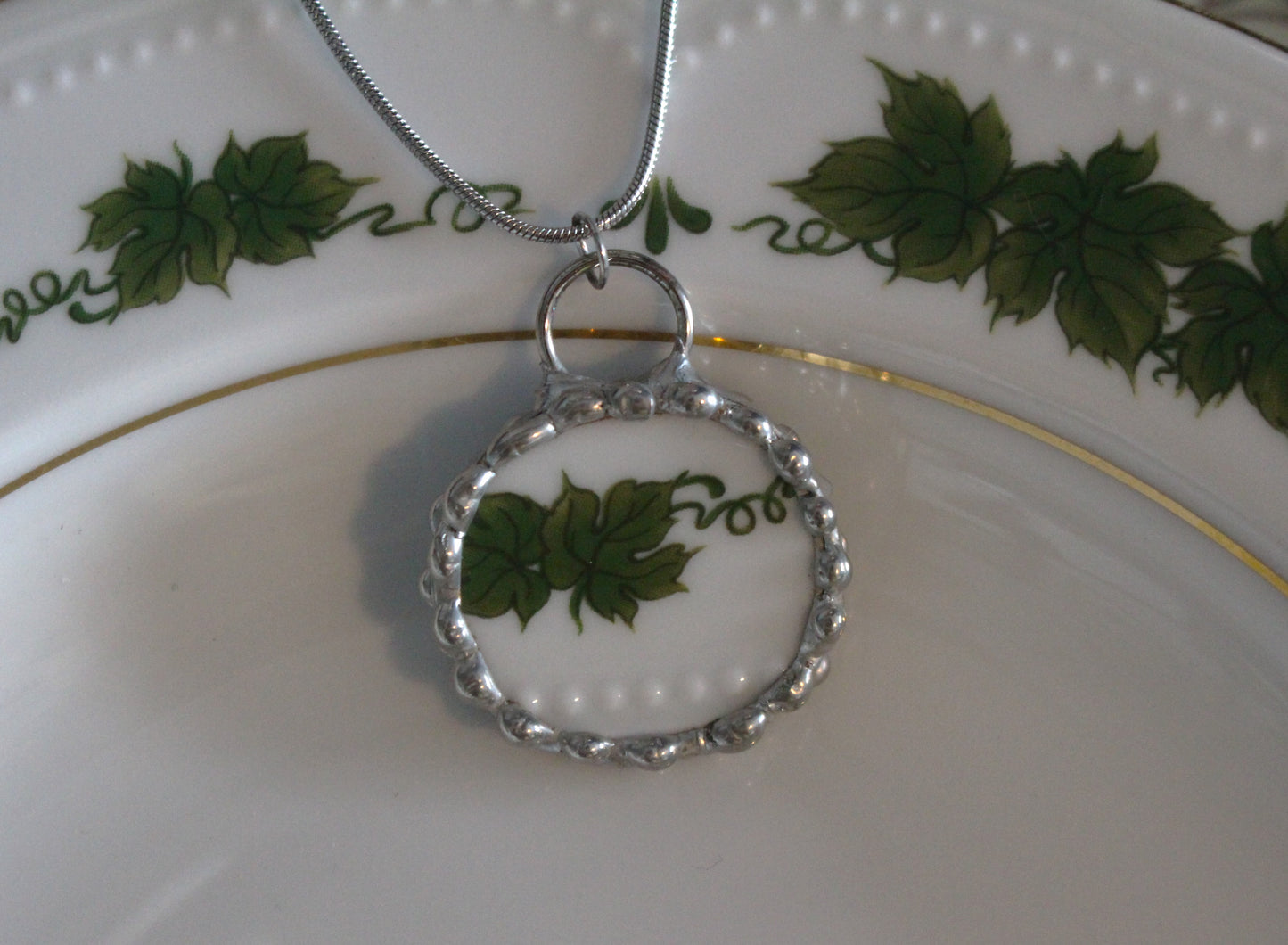 Green And White Ivy Round Pendant