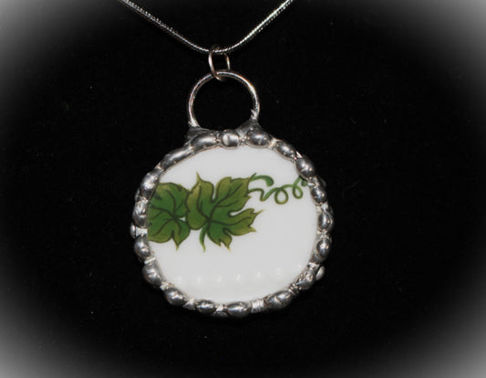 Green And White Ivy Round Pendant