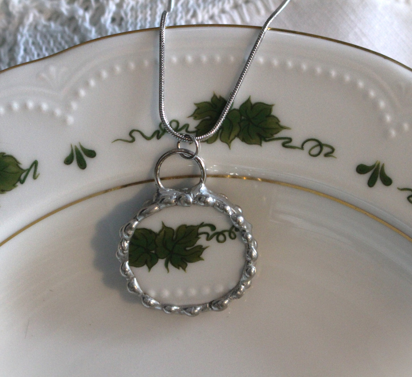 Green And White Ivy Round Pendant