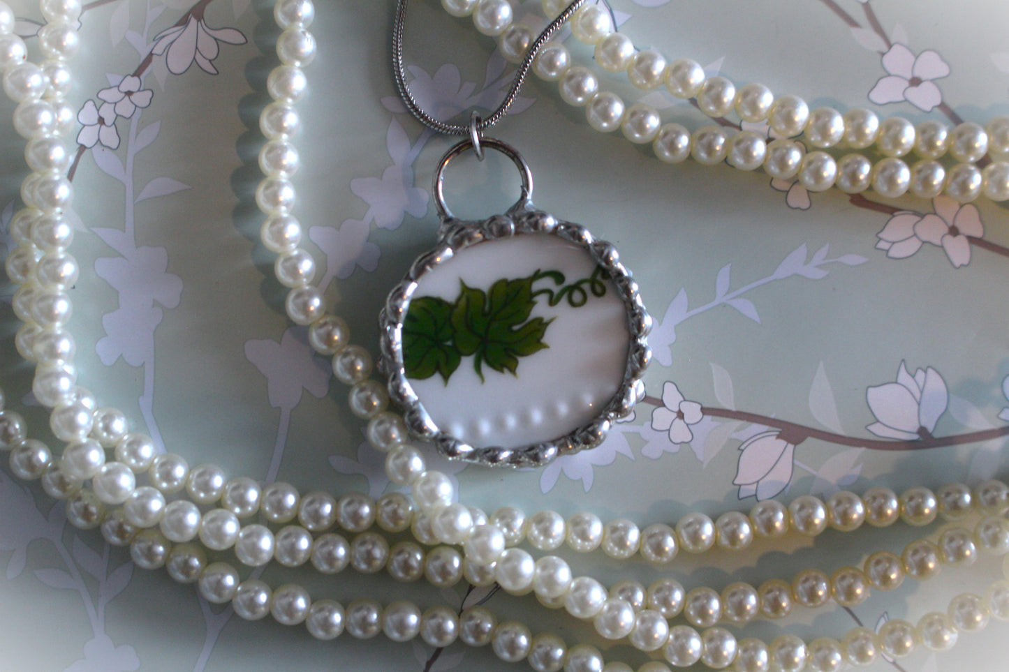 Green And White Ivy Round Pendant