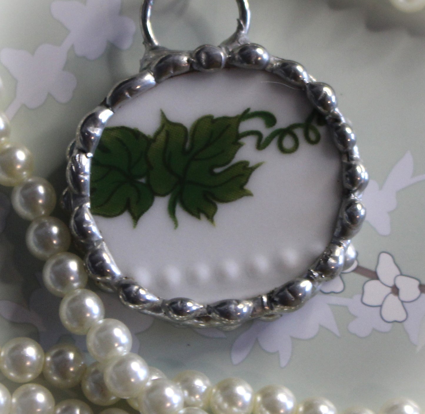 Green And White Ivy Round Pendant