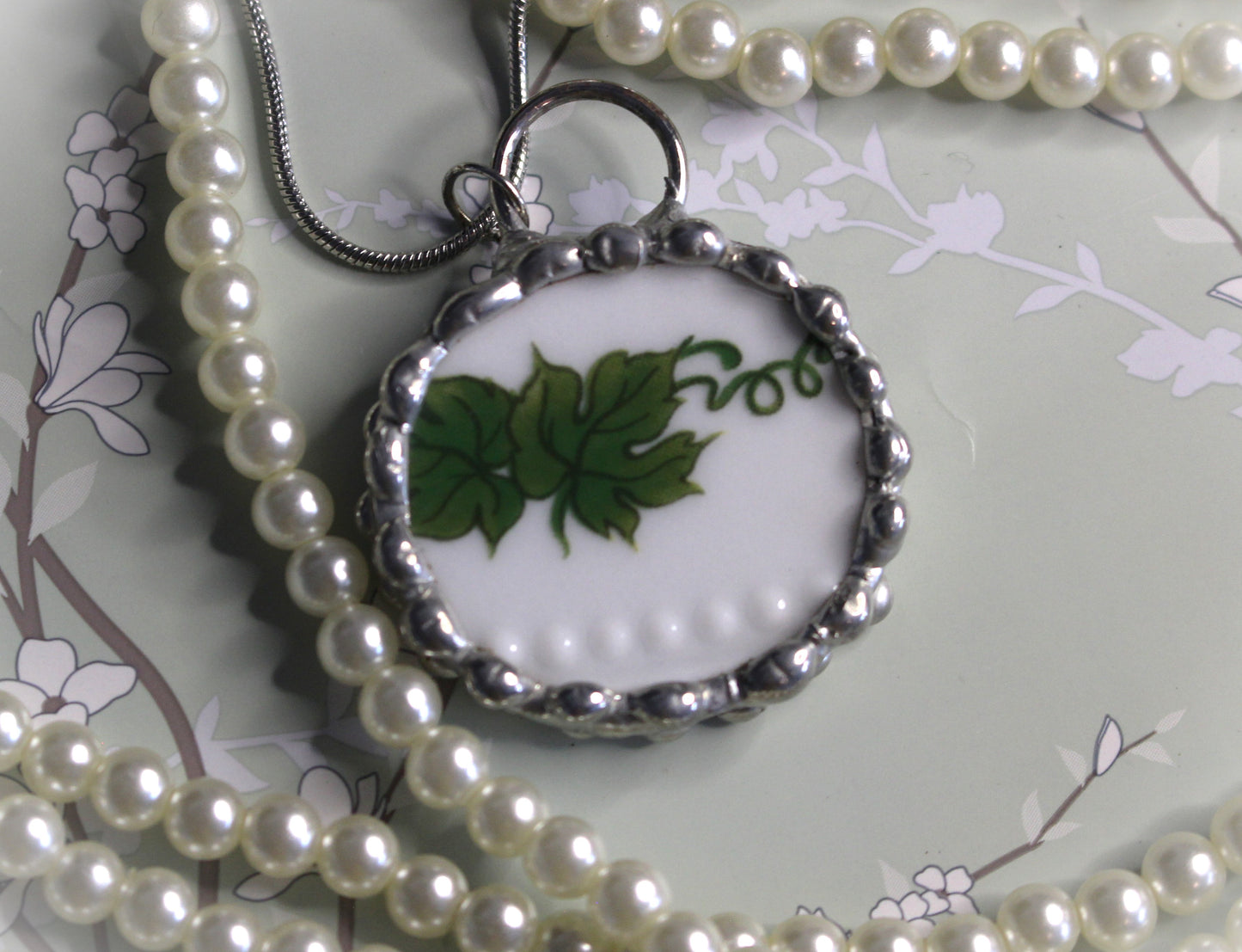 Green And White Ivy Round Pendant