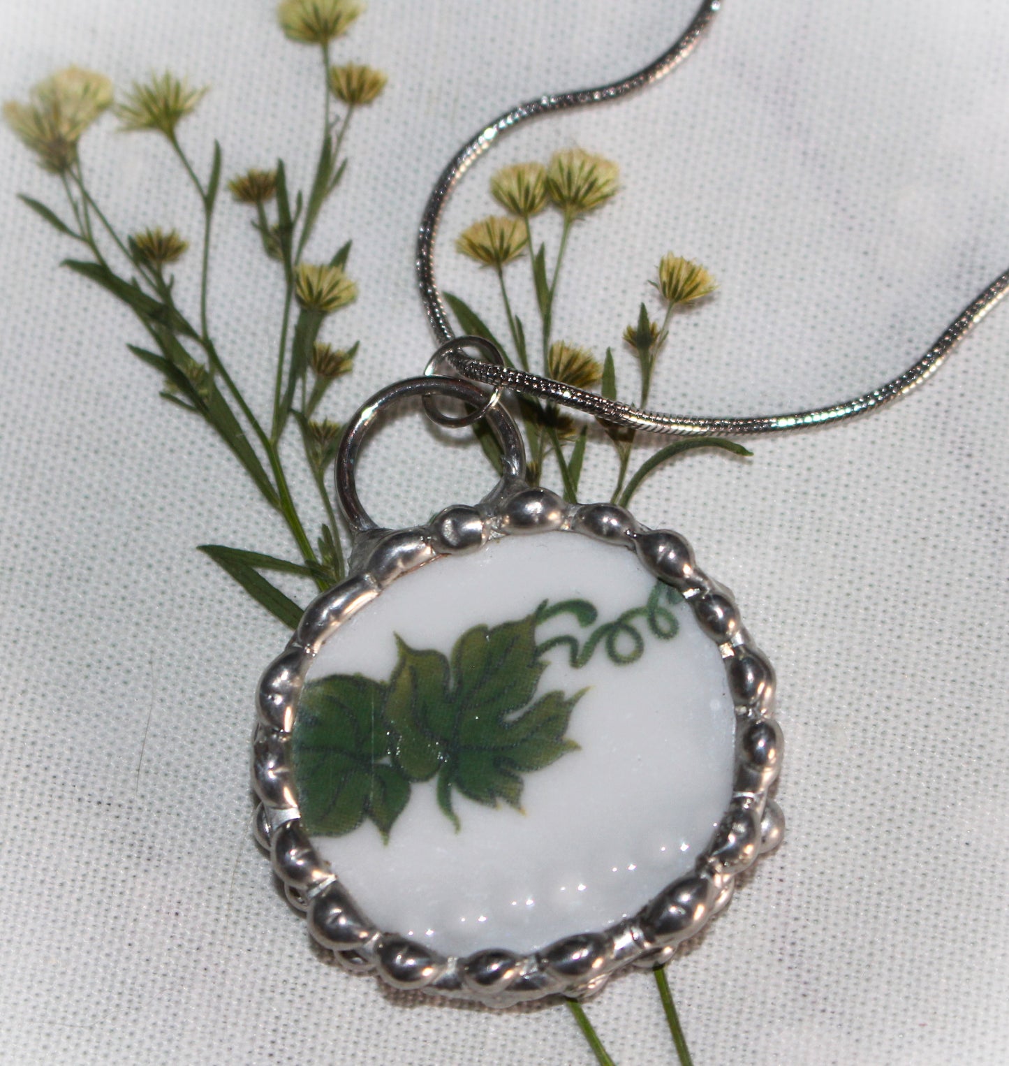 Green And White Ivy Round Pendant